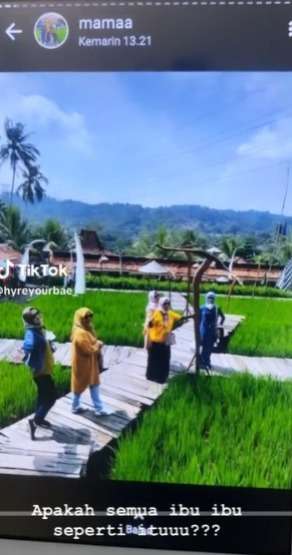 Anak Ngakak Liat Emaknya Keranjingan Bikin Story WA, Saking Banyaknya Jadi Titik-Titik Mirip Instagram Awkarin
