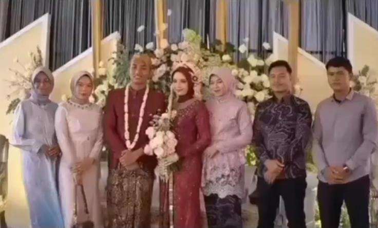 Momen kocak foto bersama dengan pengantin.