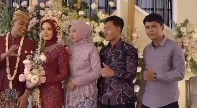 Momen kocak foto bersama dengan pengantin.