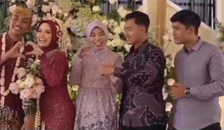 Momen kocak foto bersama dengan pengantin.