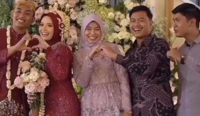 Momen kocak foto bersama dengan pengantin.