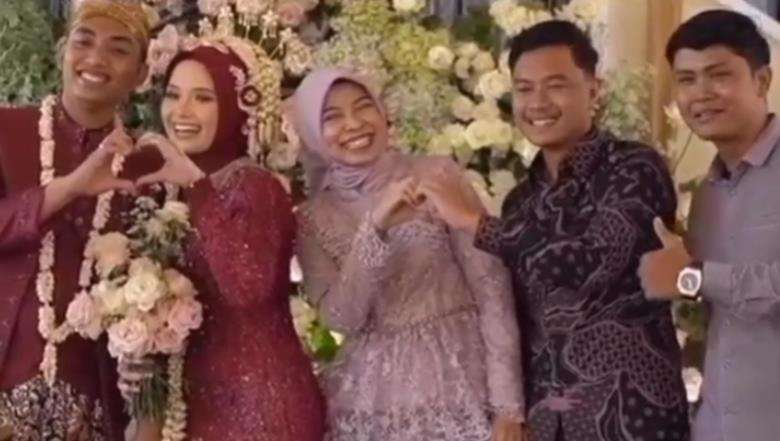 Momen kocak foto bersama dengan pengantin.