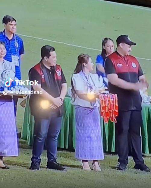 Gadis cantik pembawa nampan medali emas SEA Games 2023.
