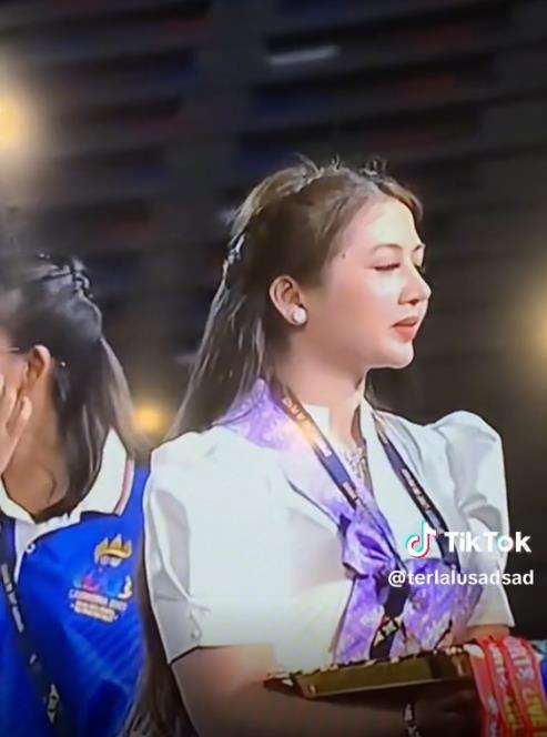 Gadis cantik pembawa nampan medali emas SEA Games 2023.