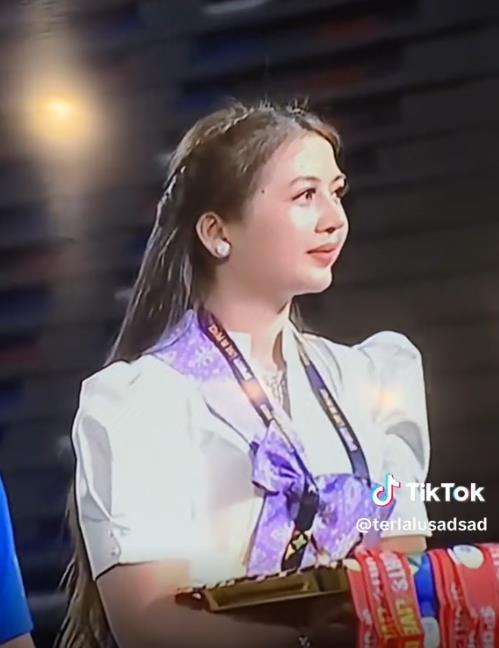 Gadis cantik pembawa nampan medali emas SEA Games 2023.