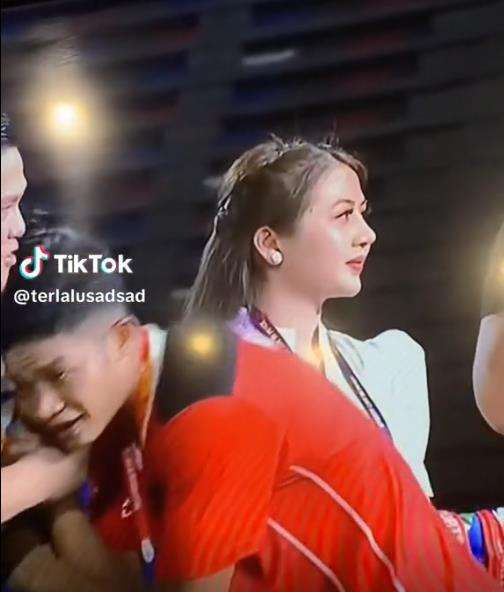 Gadis cantik pembawa nampan medali emas SEA Games 2023.