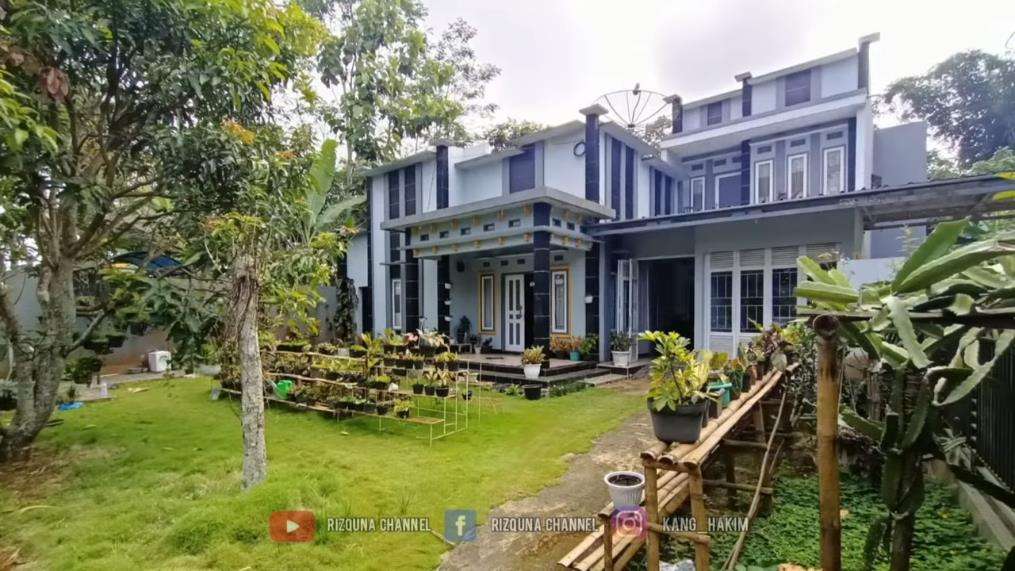 Rumah mewah terpencil tanpa tetangga.