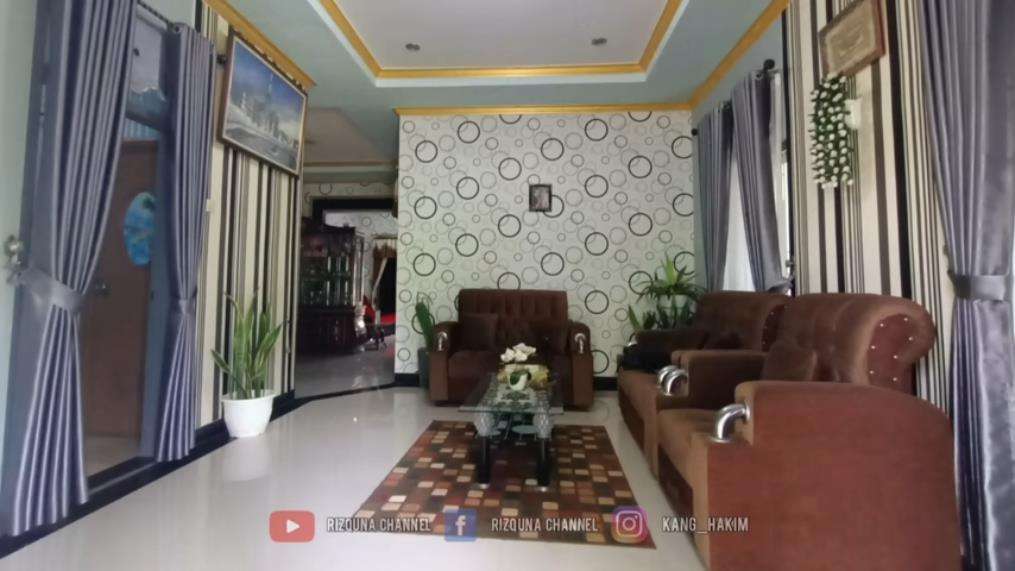 Rumah mewah terpencil tanpa tetangga.