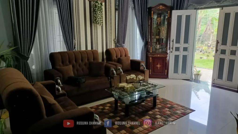 Rumah mewah terpencil tanpa tetangga.