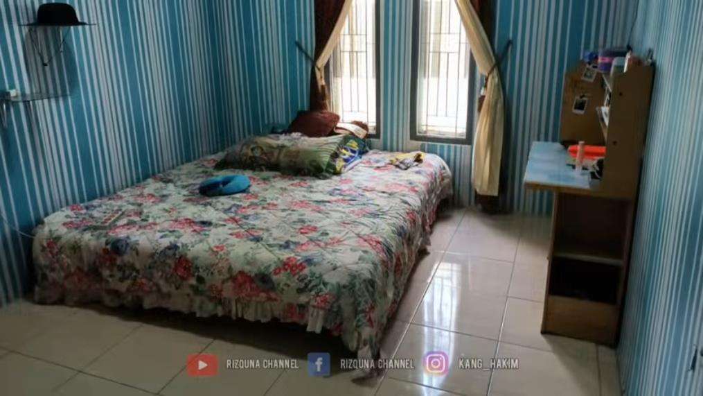 Rumah mewah terpencil tanpa tetangga.