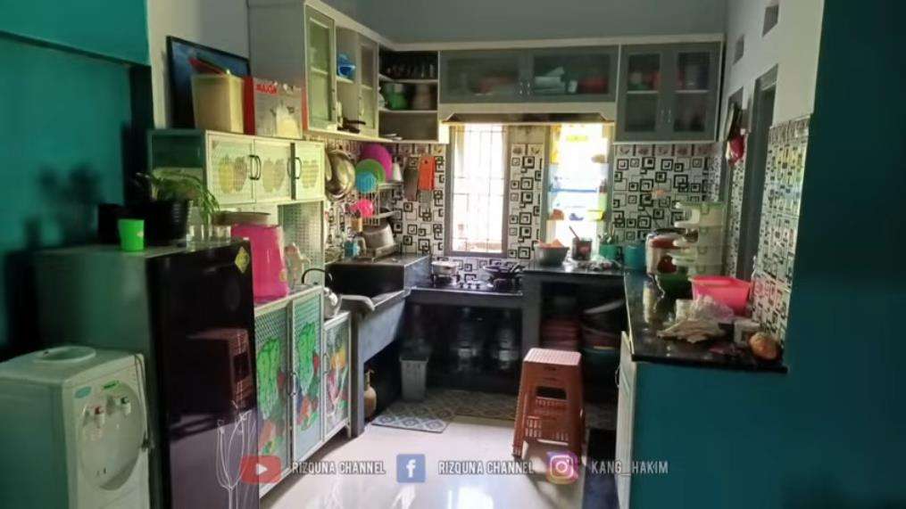 Rumah mewah terpencil tanpa tetangga.