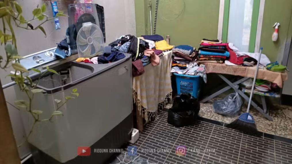 Rumah mewah terpencil tanpa tetangga.