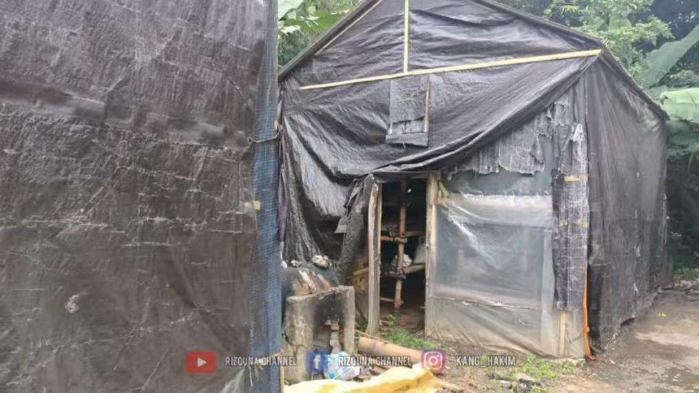 Rumah mewah terpencil tanpa tetangga.