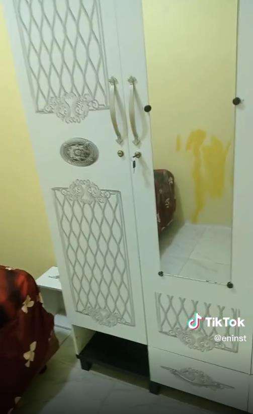Curhat wanita beli lemari murah ternyata jamuran dan berkutu.