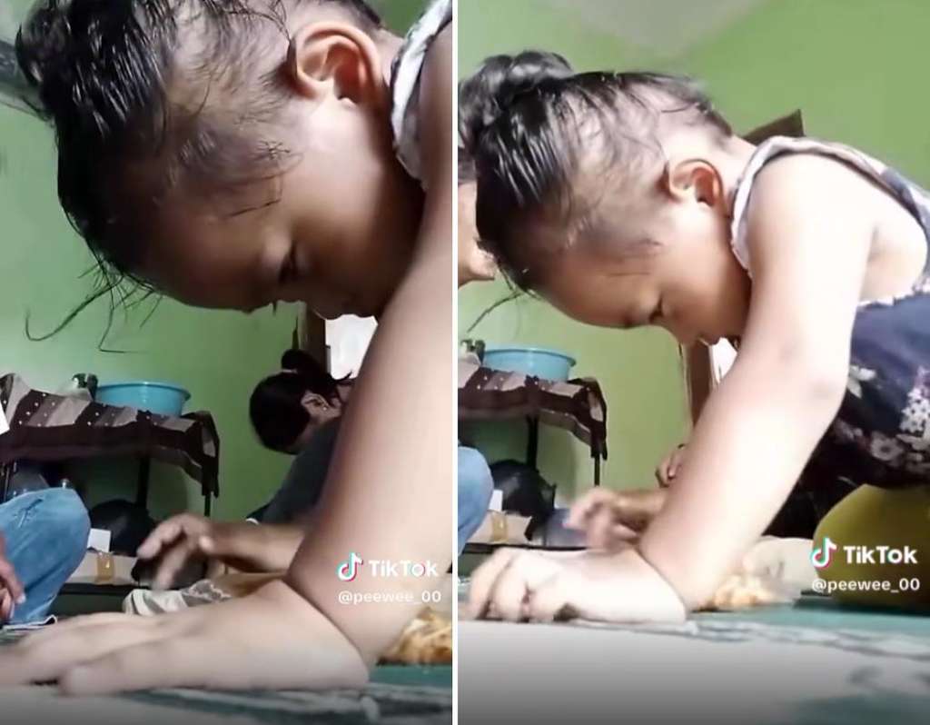 Tingkah kocak bocah main HP ketiduran.