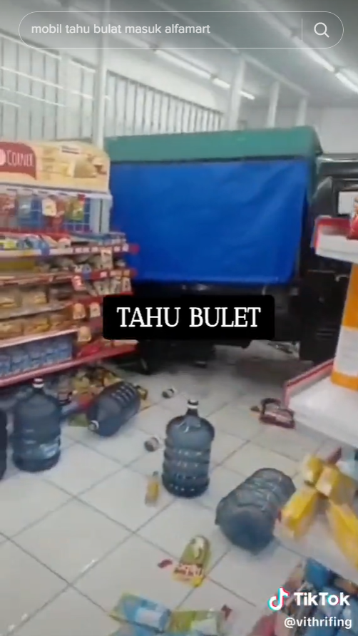 mobil tahu bulat masuk minimarket