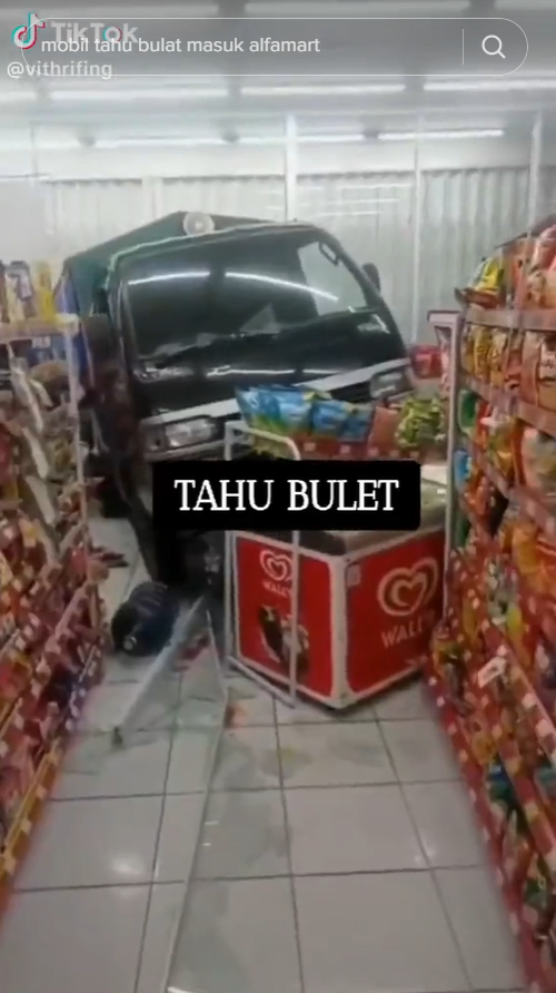 mobil tahu bulat masuk minimarket
