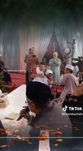 Nyesek Banget! Momen Pria Berlari Sambil Menangis Menyebut Nama Almarhum Ayahnya Usai Mengucap Ijab QabulNyesek Banget! Momen Pria Berlari Sambil Menangis Menyebut Nama Almarhum Ayahnya Usai Mengucap Ijab Qabul