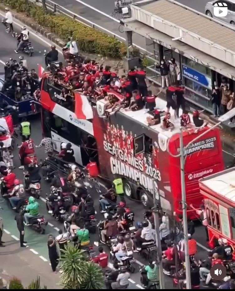 Meriahnya Arak-Arakan Timnas U-22 Usai Menang SEA Games 2023, Banyak Masyarakat Lempar Baju Minta Tanda Tangan