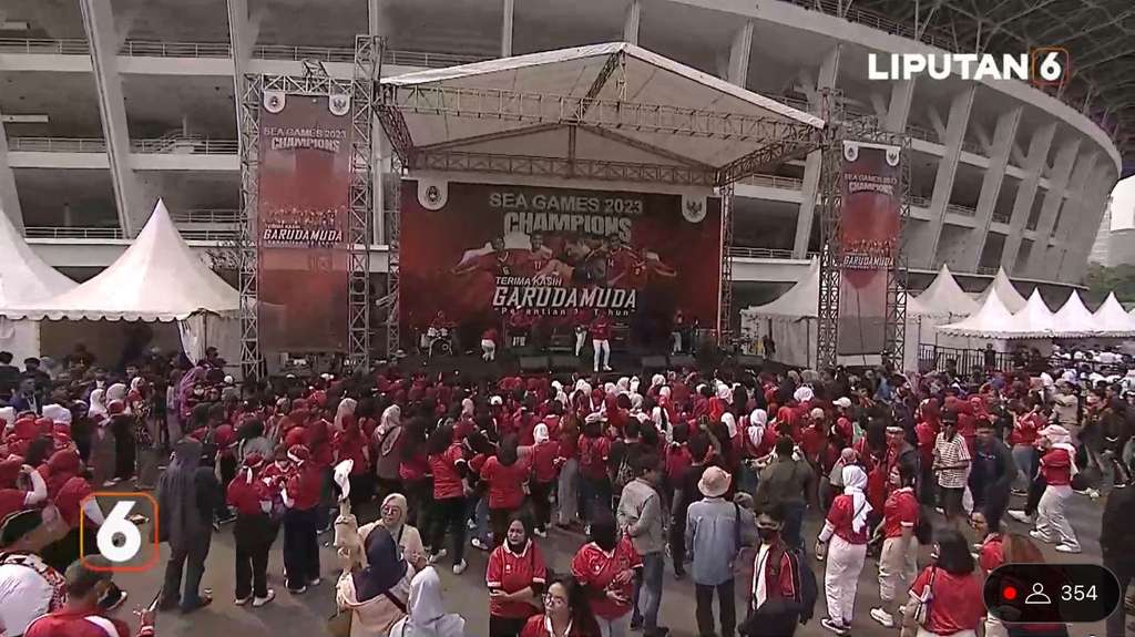 Meriahnya Arak-Arakan Timnas U-22 Usai Menang SEA Games 2023, Banyak Masyarakat Lempar Baju Minta Tanda Tangan