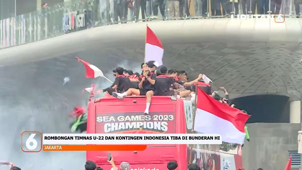 Meriahnya Arak-Arakan Timnas U-22 Usai Menang SEA Games 2023, Banyak Masyarakat Lempar Baju Minta Tanda Tangan