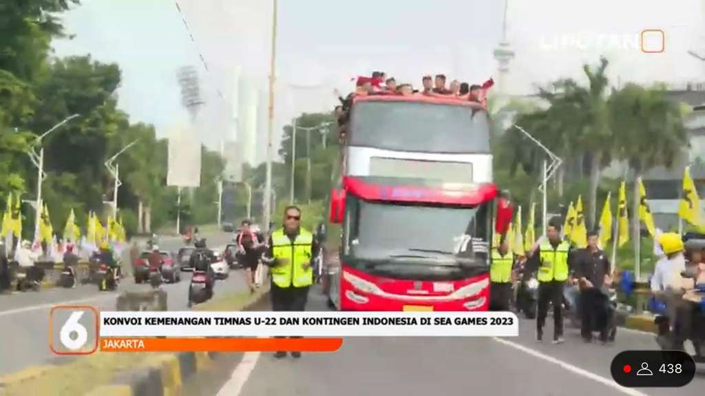 Meriahnya Arak-Arakan Timnas U-22 Usai Menang SEA Games 2023, Banyak Masyarakat Lempar Baju Minta Tanda Tangan
