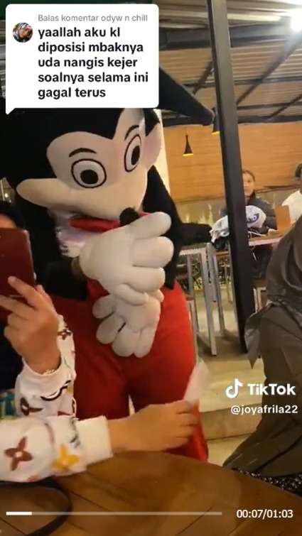 Momen Haru Cewek di Lamar Kekasihnya Pakai Kostum Mickey Mouse, Sampai Nangis Melihat Effort-nya
