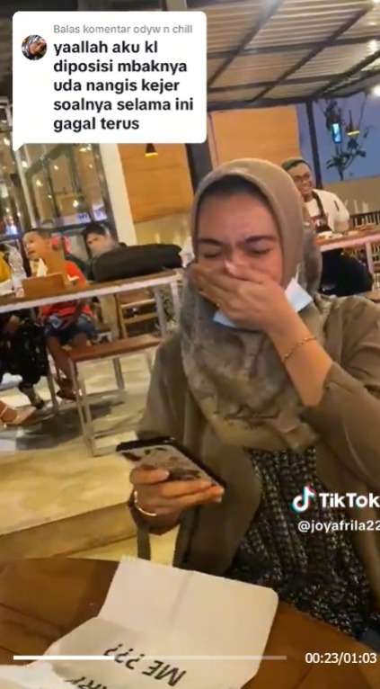 Momen Haru Cewek di Lamar Kekasihnya Pakai Kostum Mickey Mouse, Sampai Nangis Melihat Effort-nya