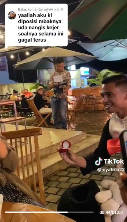 Momen Haru Cewek di Lamar Kekasihnya Pakai Kostum Mickey Mouse, Sampai Nangis Melihat Effort-nya
