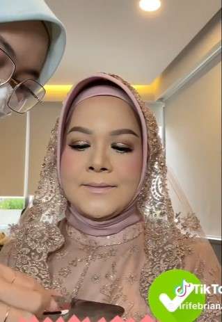 Memakai Lipstik