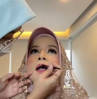 Memakai Lipstik