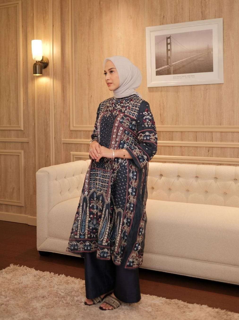 Elegan Penuh Detail, Tengok Style Tunik Nina Zatulini