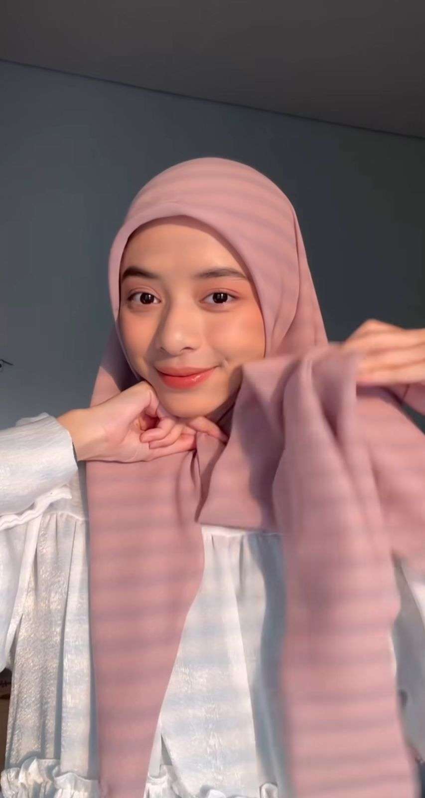 Look Hijab Menutup Dada dengan dengan Aksen Menjuntai