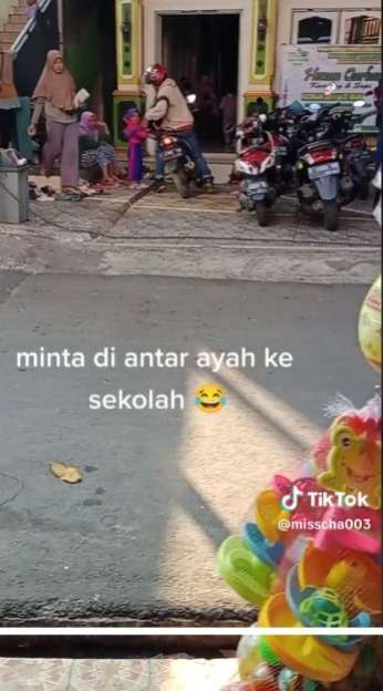 Momen Kocak Anak TK Minta Diantar Berangkat Sekolah Naik Motor, Padahal Persis di Depan Rumahnya