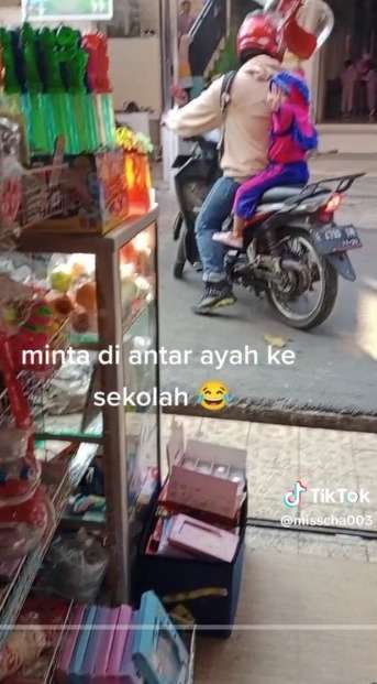 Momen Kocak Anak TK Minta Diantar Berangkat Sekolah Naik Motor, Padahal Persis di Depan Rumahnya