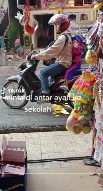 Momen Kocak Anak TK Minta Diantar Berangkat Sekolah Naik Motor, Padahal Persis di Depan Rumahnya