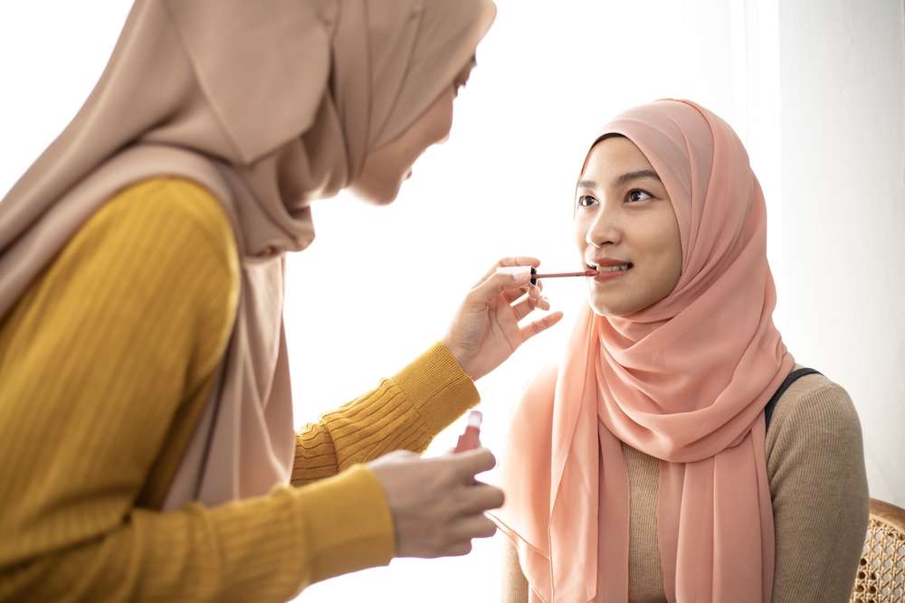 Memakai Lipstik