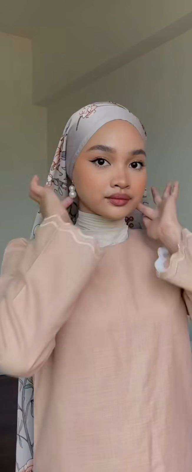 Padukan Pashmina Motif dengan Anting, Tampilan Jadi Glamor