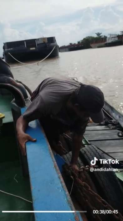 Perjuangan Bapak Menghidupi Keluarganya, Semangat Mencari Rezeki Naik ke Atas Kapal Jualan Buah Meski Punya Keterbatasan Fisik