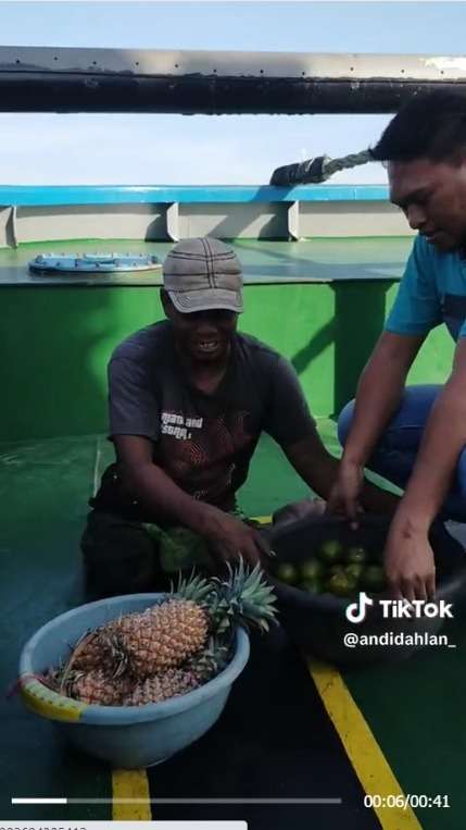 Perjuangan Bapak Menghidupi Keluarganya, Semangat Mencari Rezeki Naik ke Atas Kapal Jualan Buah Meski Punya Keterbatasan Fisik
