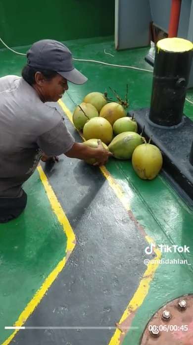 Perjuangan Bapak Menghidupi Keluarganya, Semangat Mencari Rezeki Naik ke Atas Kapal Jualan Buah Meski Punya Keterbatasan Fisik