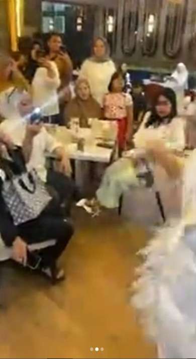 Viral Video Emak-Emak Sosialita Kocok Arisan 2,5 Miliar, Bikin Warganet Penasaran!