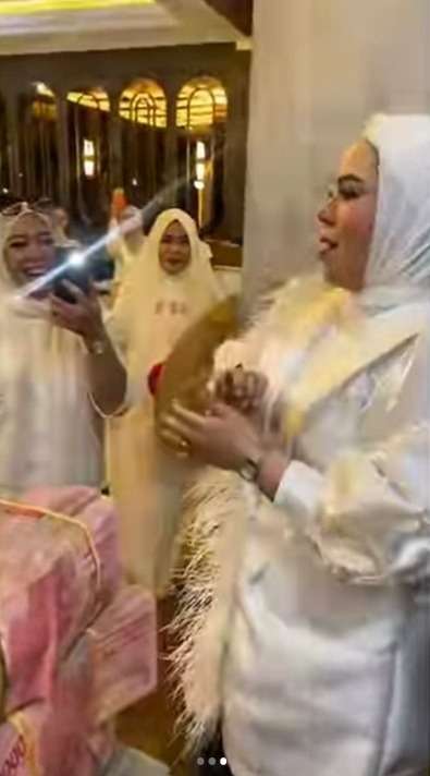 Viral Video Emak-Emak Sosialita Kocok Arisan 2,5 Miliar, Bikin Warganet Penasaran!