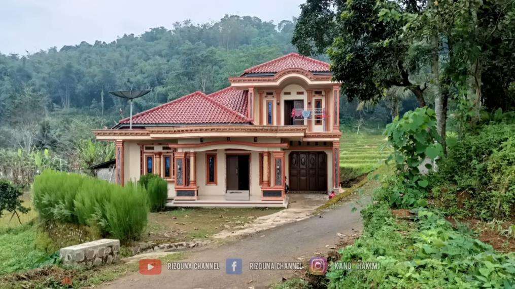 Rumah megah klasik modern milik penjual siomay.