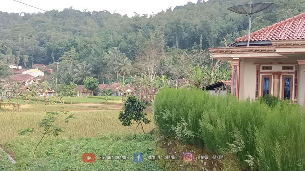 Rumah megah klasik modern milik penjual siomay.