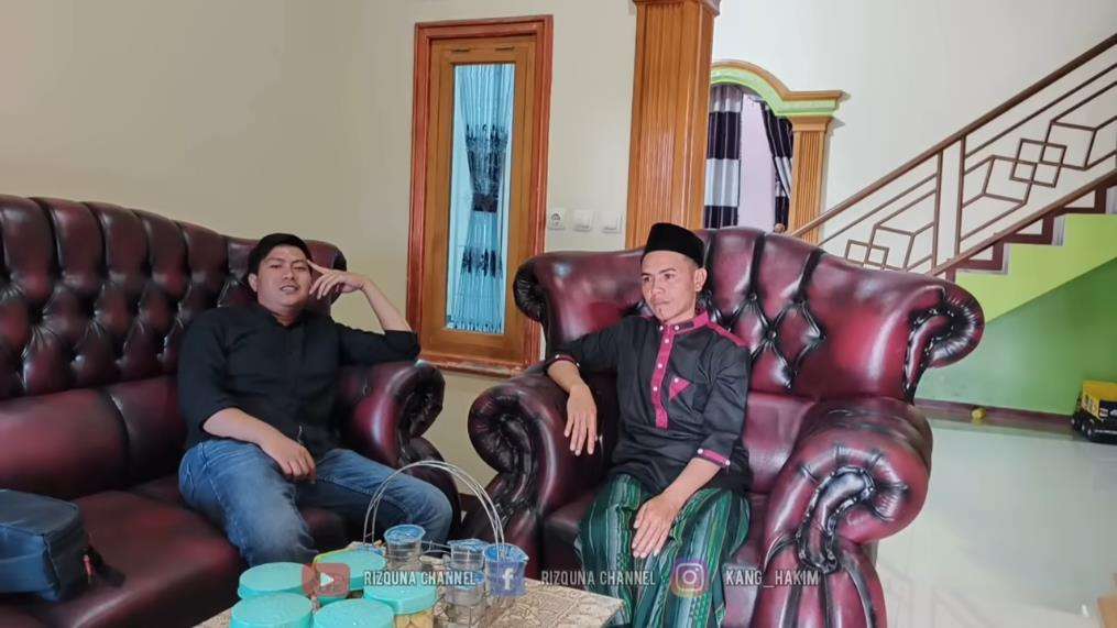 Rumah megah klasik modern milik penjual siomay.