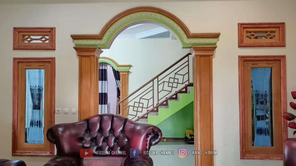 Rumah megah klasik modern milik penjual siomay.