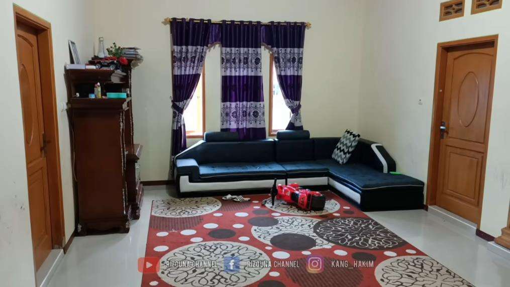 Rumah megah klasik modern milik penjual siomay.