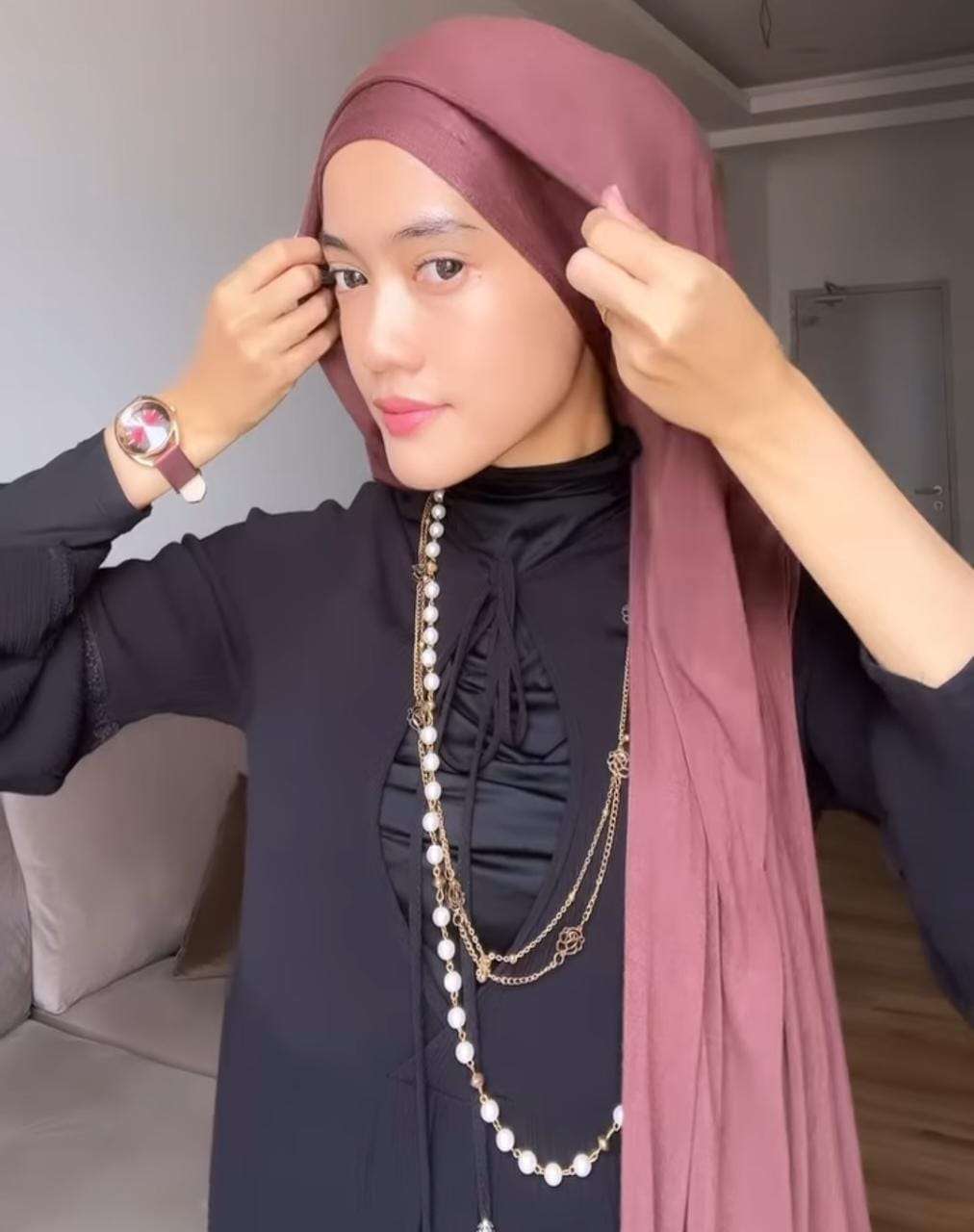 Buat Tampilan Girly dengan Pashmina Bahan Kaus