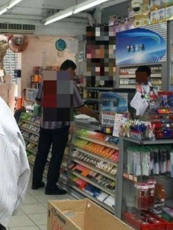 Wanita Gelisah Dibuntuti Pria Tak Dikenal Saat Ke Minimarket, Mendengar Percakapan Pria dengan Kasir Malah Membuatnya Menangis